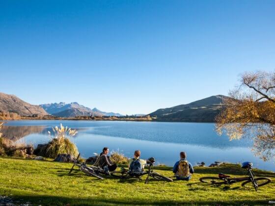 Family biking on Queenstown Trail
